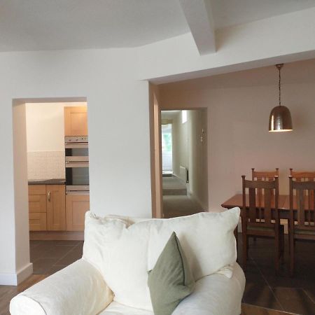 Spacious 2-Bed Apartment In Рітін Екстер'єр фото